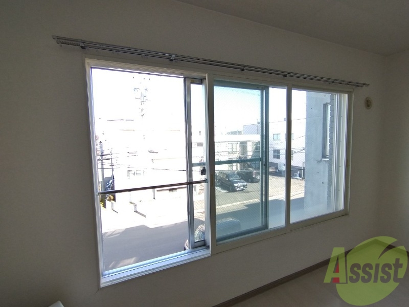 バルコニー　広々とした窓があるのでお部屋の中が明るくなりますね！