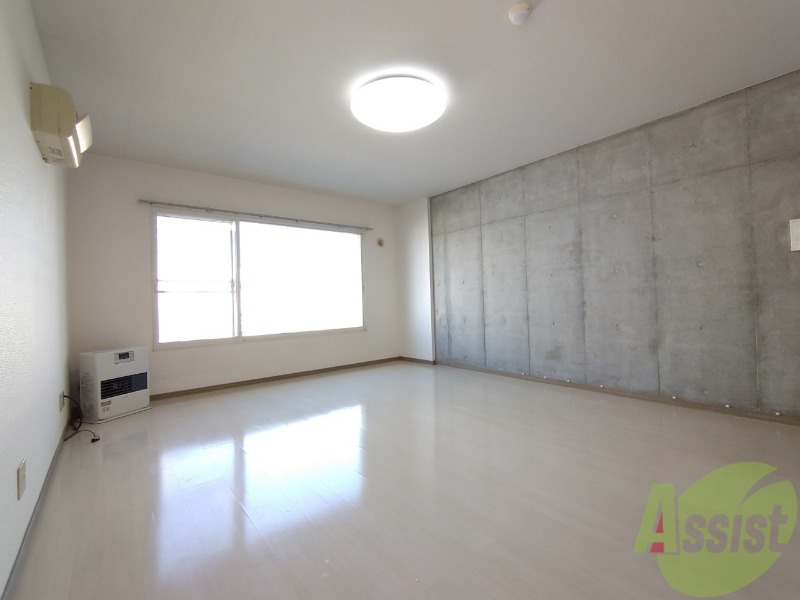 居室・リビング　１４帖の洋室です。広々として、きれいですね。