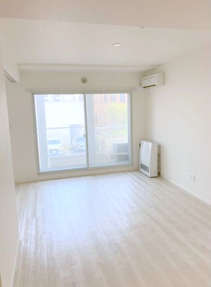 居室・リビング　大きな窓の明るいリビング♪