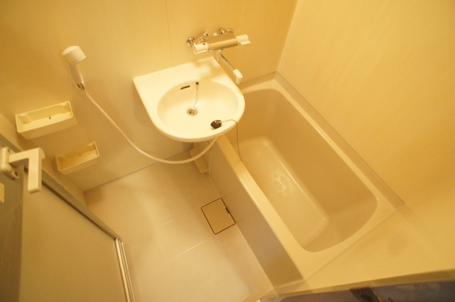 バス・シャワールーム　清潔感のある浴室で、１日の疲れを癒しリラックスできます。