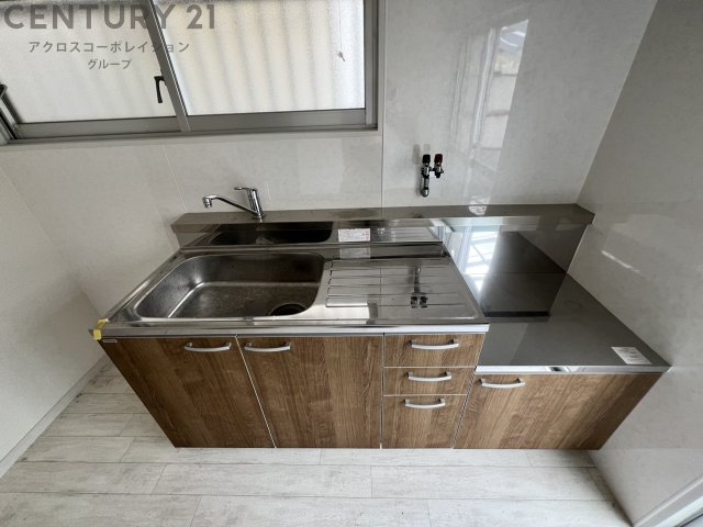 キッチン　窓付きで換気に便利です♪