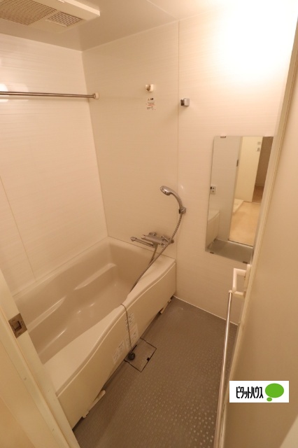 バス・シャワールーム　※補修中のお部屋のお写真です