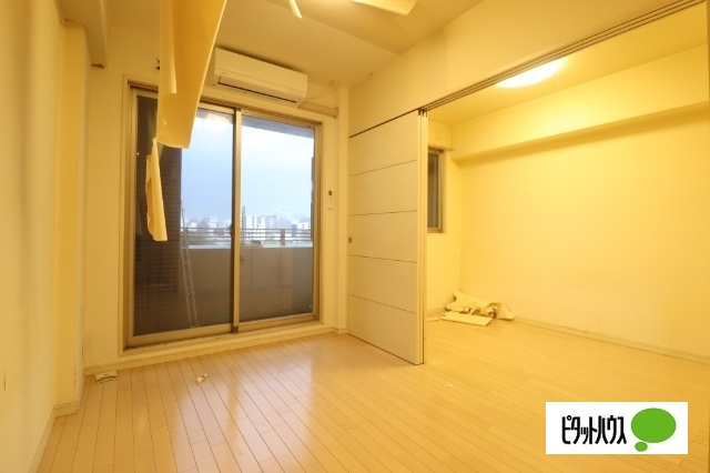 居室・リビング　※補修中のお部屋のお写真です