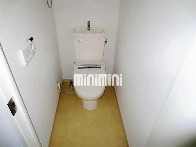 トイレ　嬉しい温水洗浄便座付き。