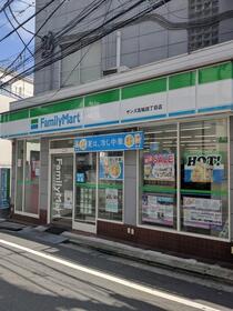 コンビニ　ファミリーマートサンズ高輪四丁目店（コンビニ）まで85m
