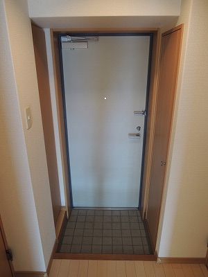 玄関　※別号室の参考写真になります。