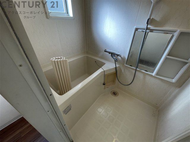 バス・シャワールーム　浴室内に窓があり換気も楽々♪