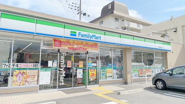コンビニ　ファミリーマート（コンビニ）まで309m