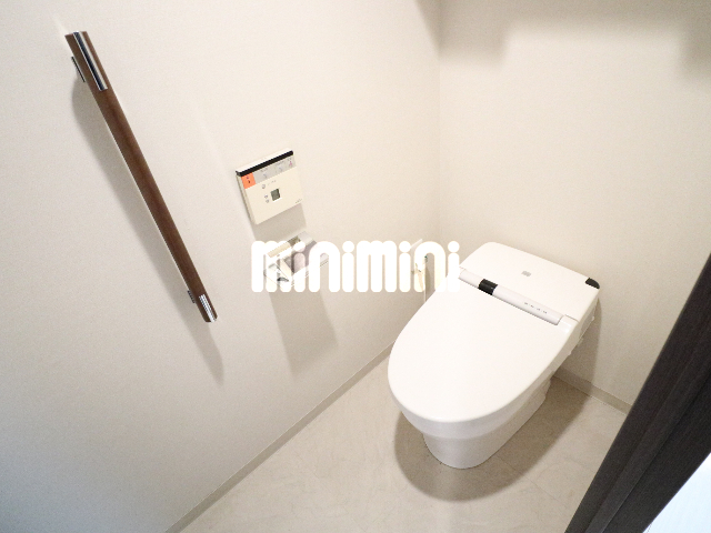 トイレ　タンクレスのスッキリとしたトイレです