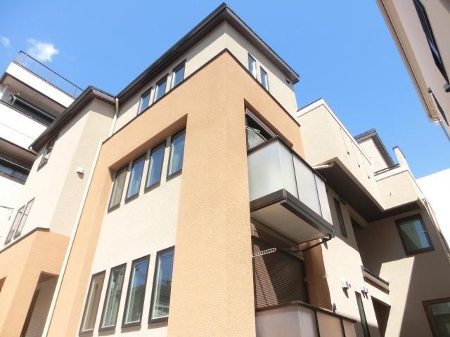 建物外観　駅徒歩6分、全室角部屋