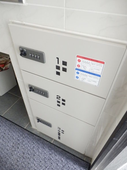 エントランス　便利な宅配ボックス付き！日中不在にしがちな方におすすめです！
