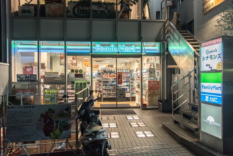 コンビニ　ファミリーマート表参道南店（コンビニ）まで264m