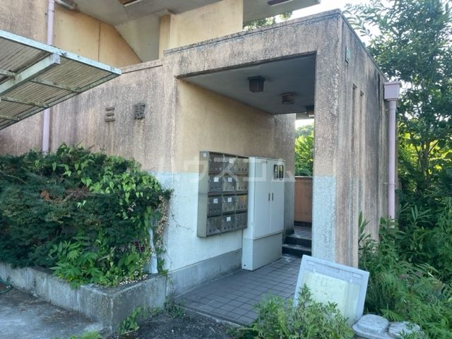 【長久手市岩作壁ノ本のマンションのエントランス】