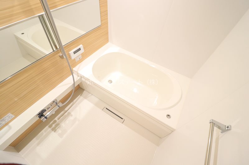 バス・シャワールーム　浴室乾燥機・追い焚き機能付き♪