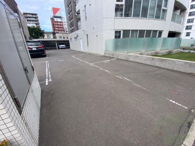 【札幌市中央区大通西のマンションの駐車場】