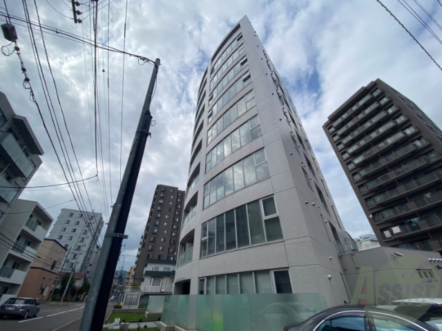 【札幌市中央区大通西のマンションの建物外観】