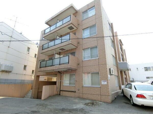 札幌市豊平区美園十二条のマンションの建物外観