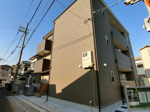 藤井寺市小山のアパートの建物外観