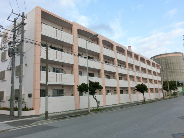 うるま市石川赤崎のマンションの建物外観
