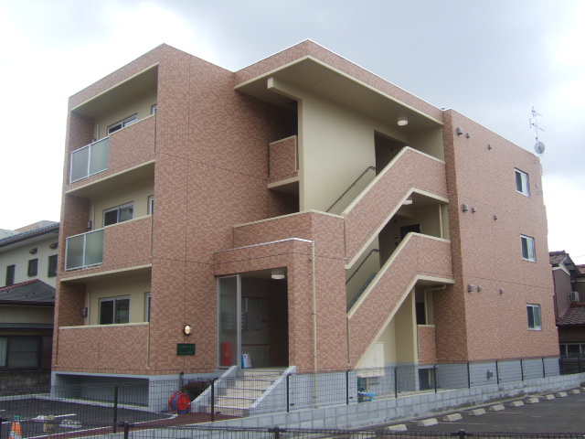 【学校町ハイツの建物外観】