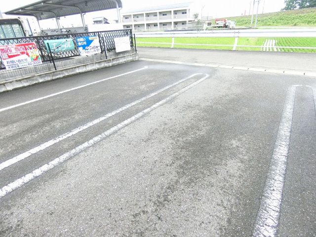 【大垣市昼飯町のアパートの駐車場】