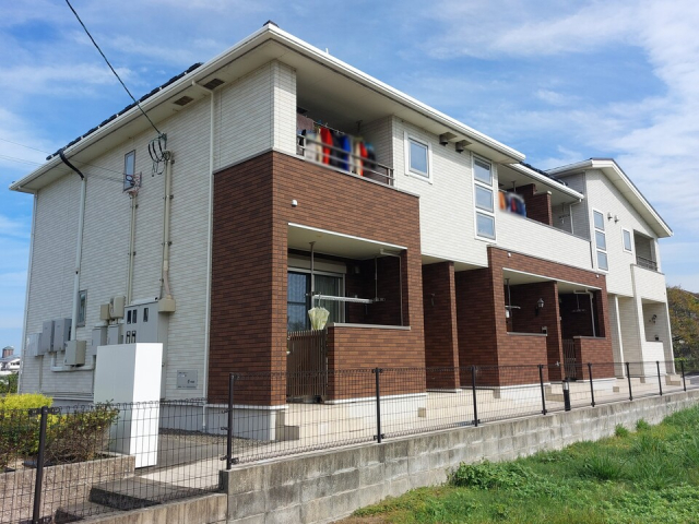 松山市清住のアパートの建物外観