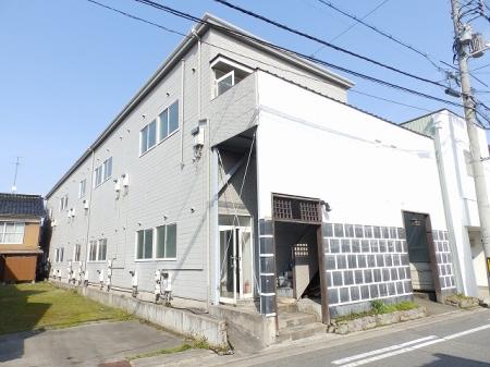 米子市岩倉町のアパートの建物外観