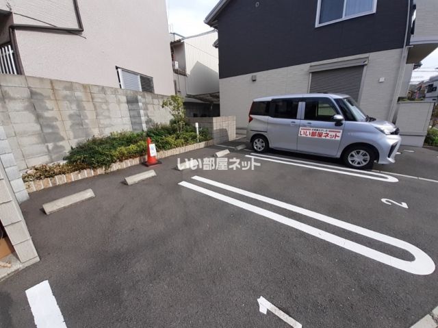 【京都市山科区音羽稲芝のアパートの駐車場】