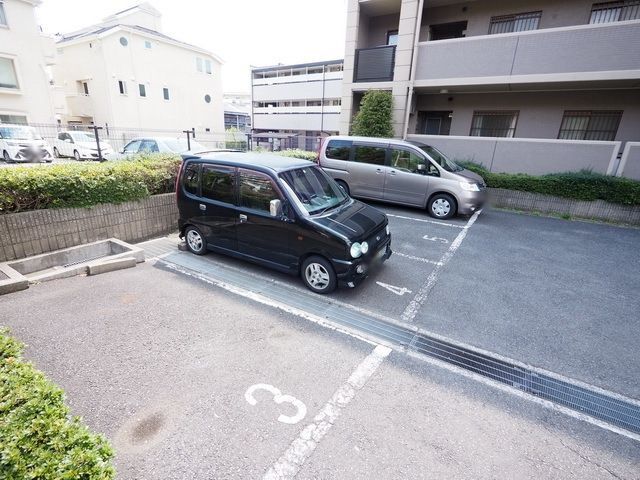 【横浜市神奈川区菅田町のマンションの駐車場】