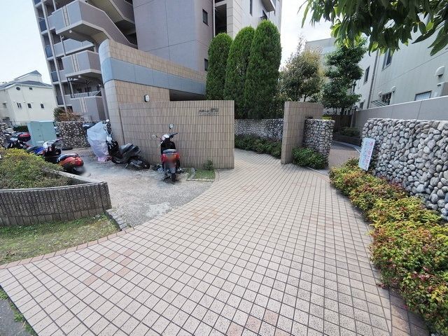 【横浜市神奈川区菅田町のマンションのエントランス】