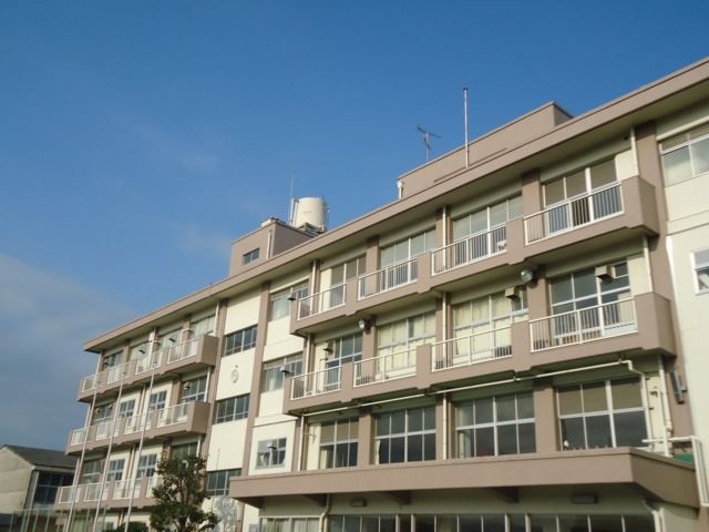 【横浜市神奈川区菅田町のマンションの小学校】