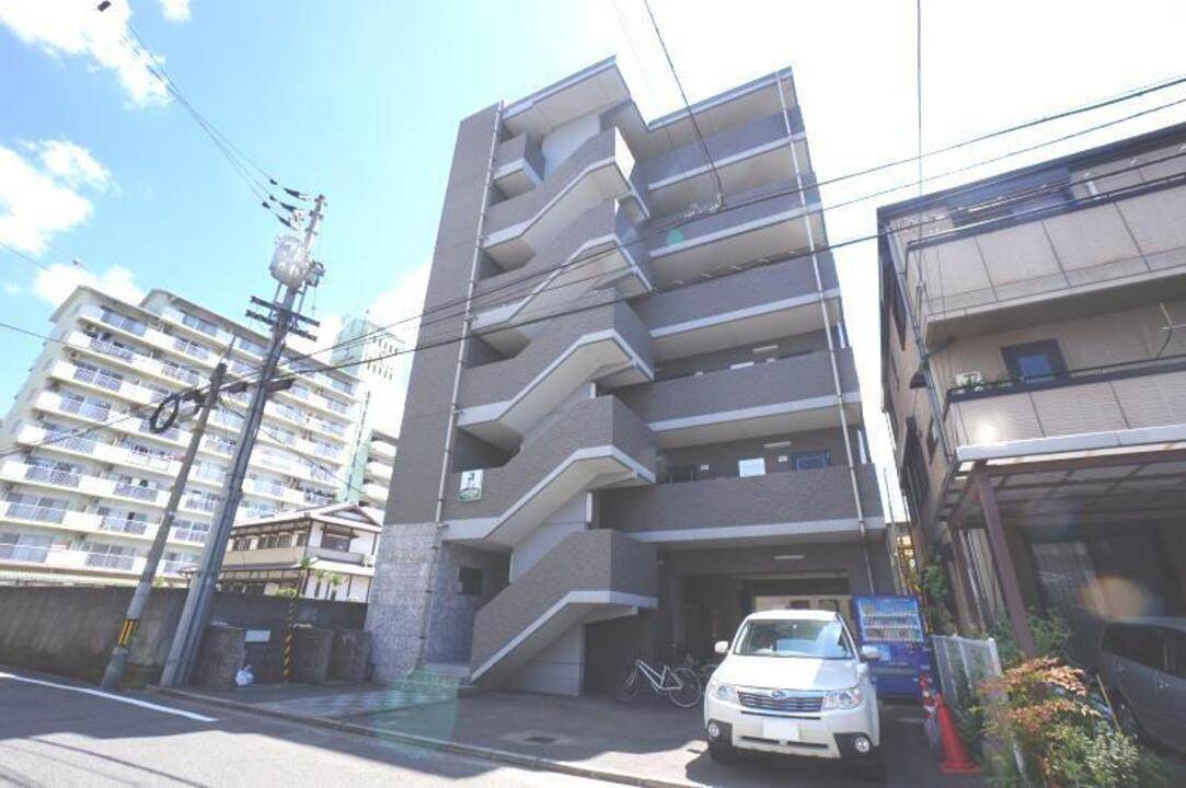 松山市木屋町のマンションの建物外観