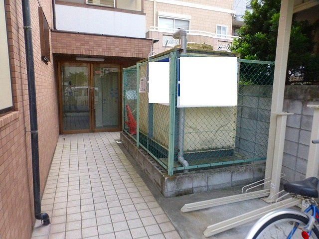 【八尾市西山本町のマンションのエントランス】