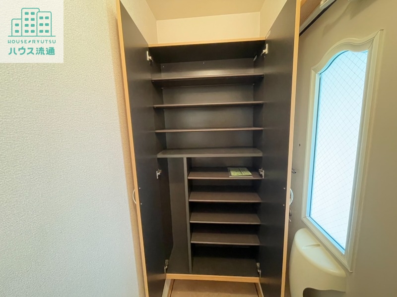 玄関　※写真は反転タイプ別号室です