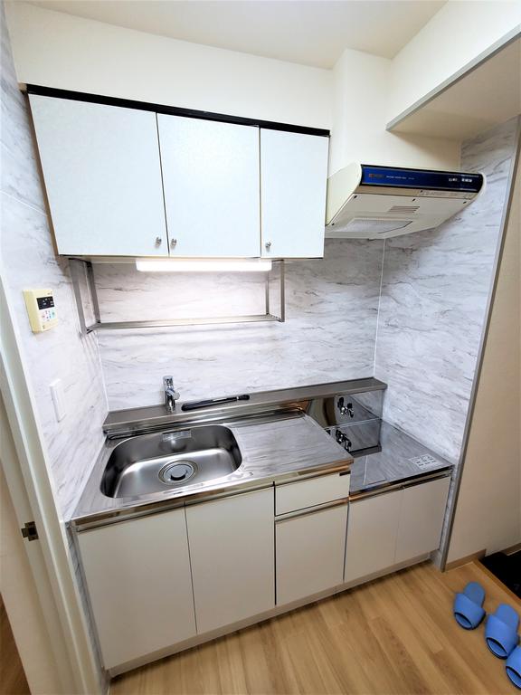 キッチン　キッチン周りに冷蔵庫スペース・洗濯機置き場があります。