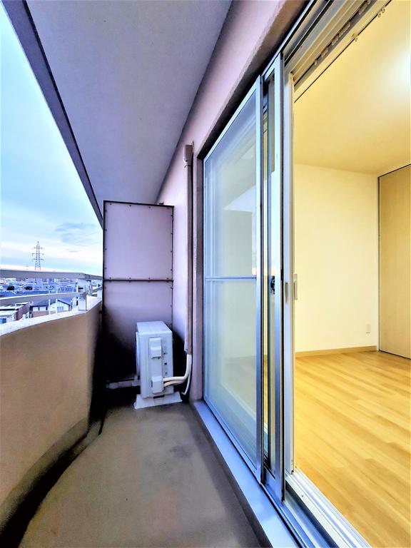 バルコニー　窓は複層ガラスになっており、断熱・防音性に優れます。