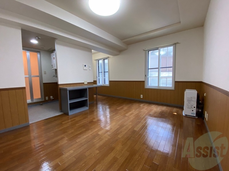 居室・リビング　リビングです。木目のフローリングが落ち着きますね。