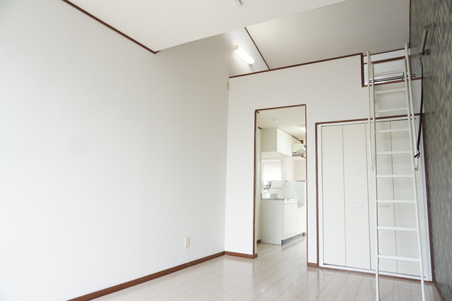 居室・リビング　ロフトのあるワンルーム☆