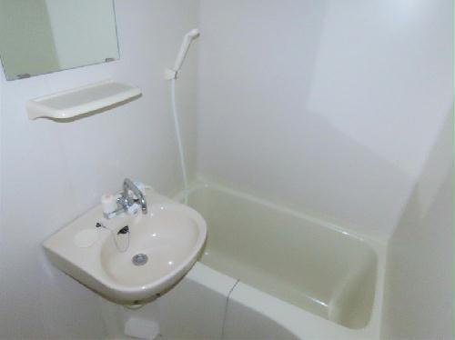 バス・シャワールーム　洗面台とユニット式のお風呂です