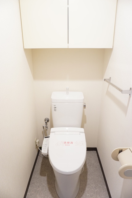 トイレ　★トイレ上部には便利な棚付きです♪★