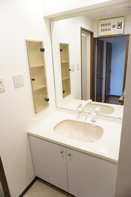 洗面設備　★洗面所には身支度に便利な洗面化粧台があります♪★