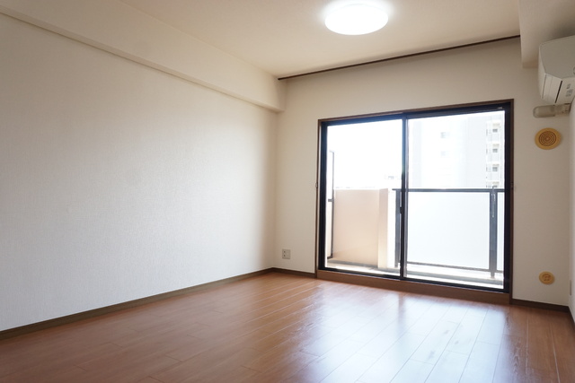 居室・リビング　★南西向き１３．３帖のリビングです♪★