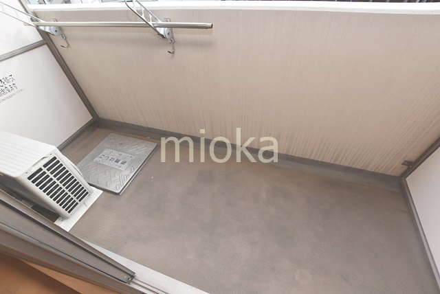 バルコニー　暖かな日差しのふりそそぐバルコニー