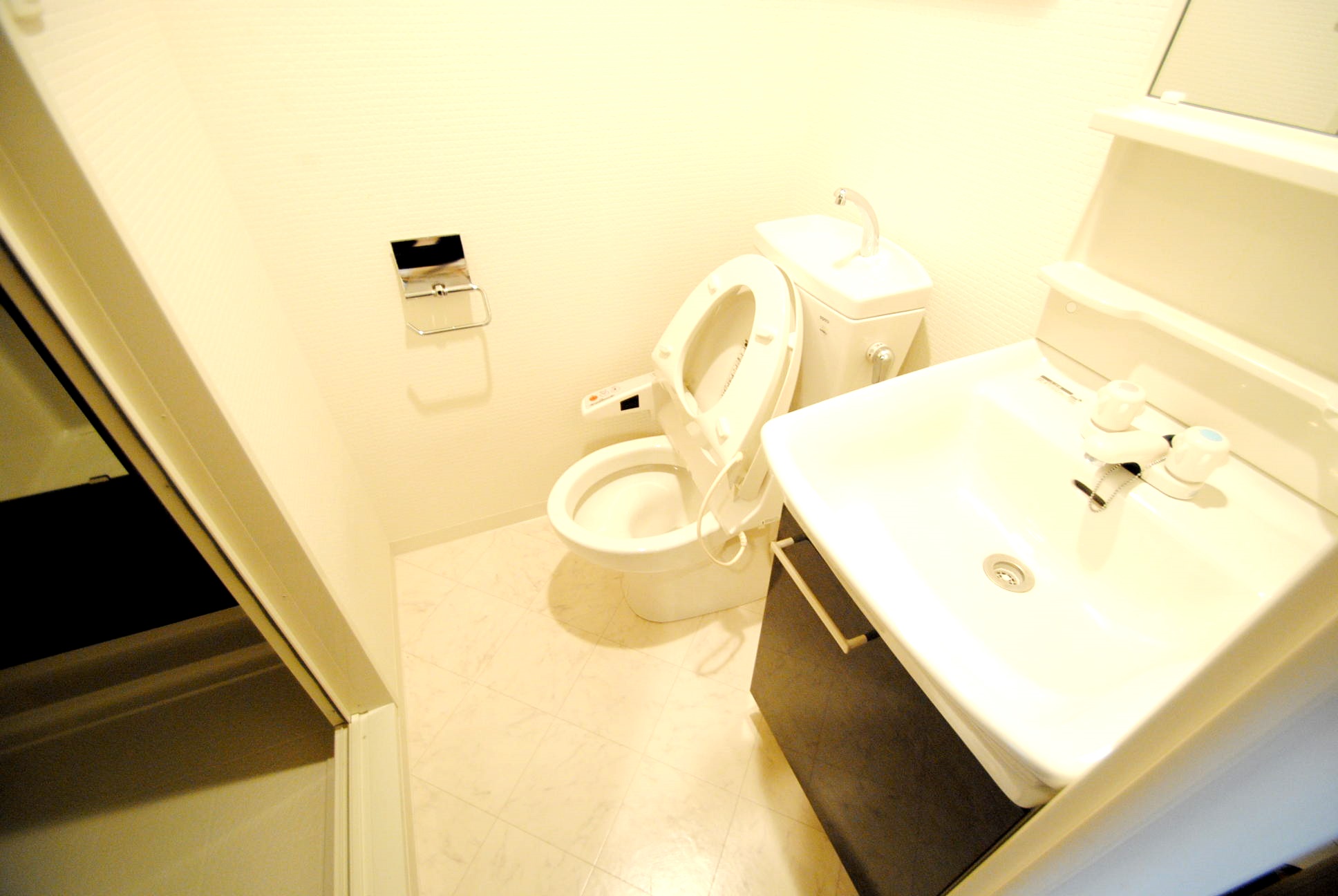 トイレ　ウォシュレット完備＊号室・階数によって色味違います