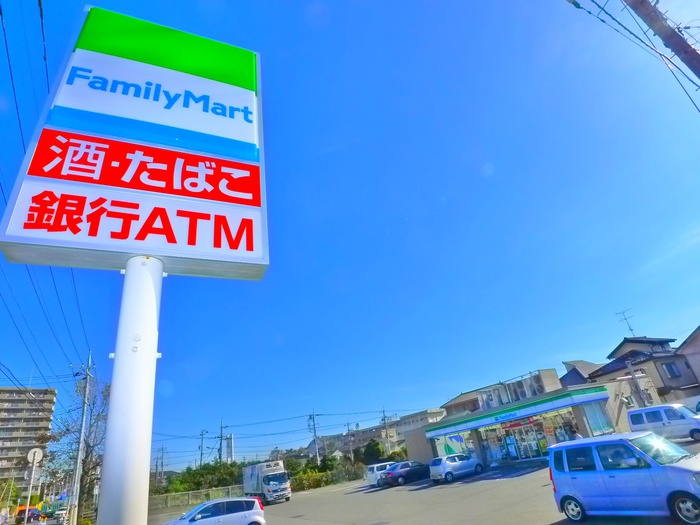 コンビニ　ファミリーマート（コンビニ）まで260m
