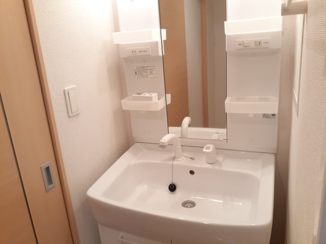 洗面設備　明るい洗面所です