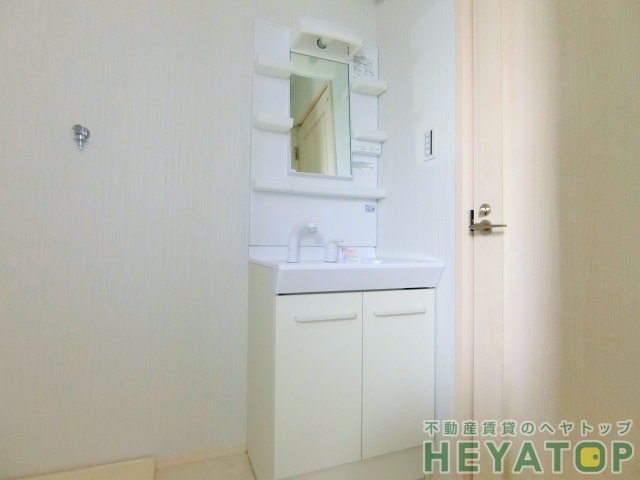 洗面設備　便利なシャワー付き洗面化粧台（同仕様写真）