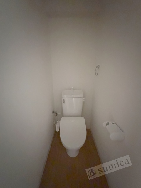 トイレ　人気アイテムの温水洗浄便座。清潔感のあるトイレです。