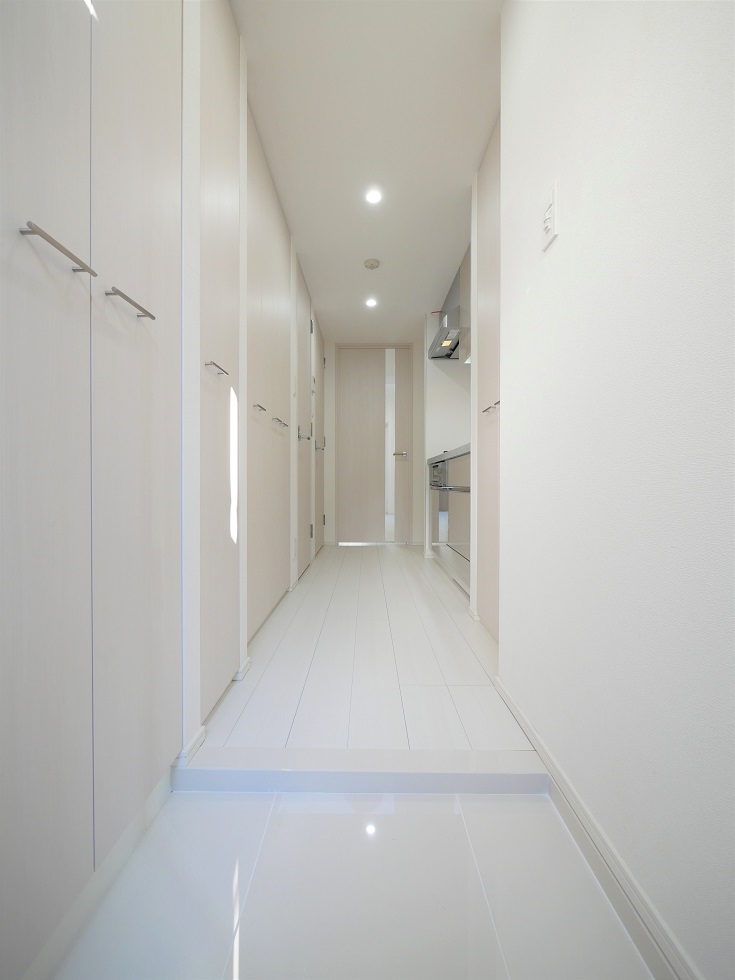 玄関　明るい色調の室内です