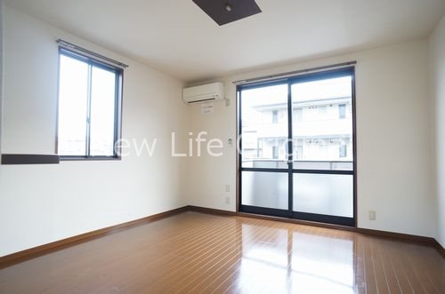 居室・リビング　２面採光で明るいリビング☆快適な暮らしに欠かせないエアコン付